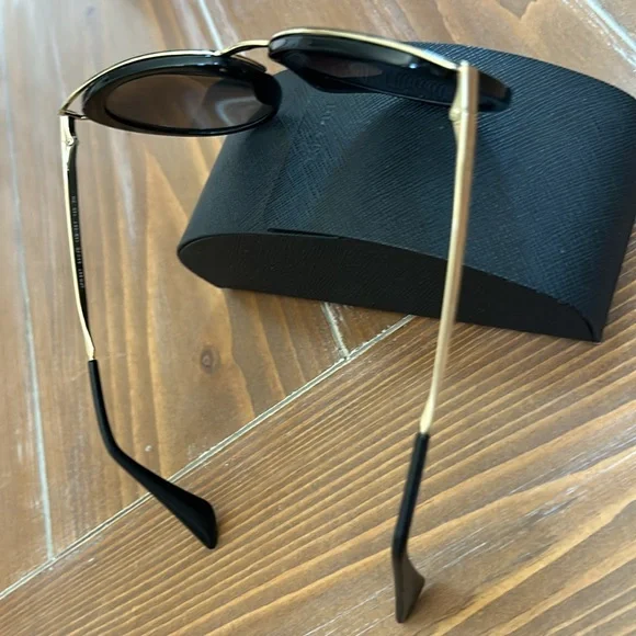 Prada sunglasses & case - Picture 4 of 5